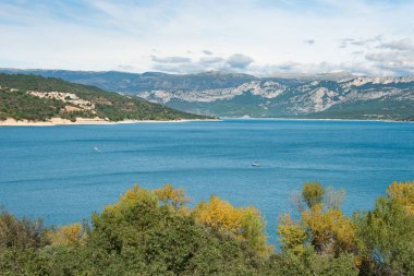 Güney-Doğu Fransa 'da St Croix Gölü peyzaj.