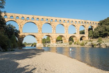Gardon nehrinde yüzen aile, Roma Aq 'ına çok yakın.