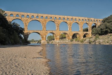Family swimming in the Gardón river, very close to the Roman aq