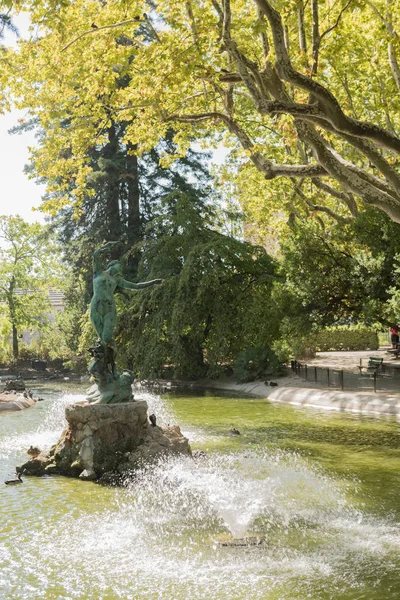 庭のロシェ・デ・ドムのヴィーナス・オー・ヒロンデレスの像 — ストック写真