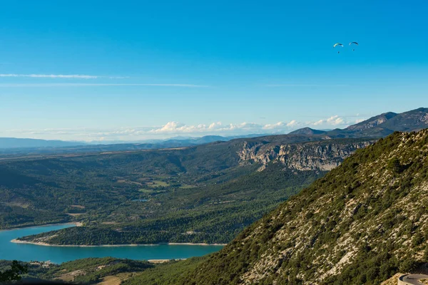 Vista sobre lago azul Lac de Sainte-Croix perto de desfiladeiros de Verdon em Prov — Fotografia de Stock