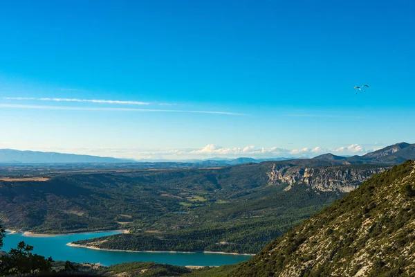 View on blue Lac de Sainte-Croix lake near Verdon gorges in Prov — Stock Photo, Image