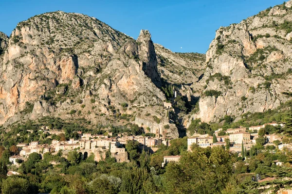 Provence'daki güzel eski şehir, Moustiers Sainte Marie, Fransa