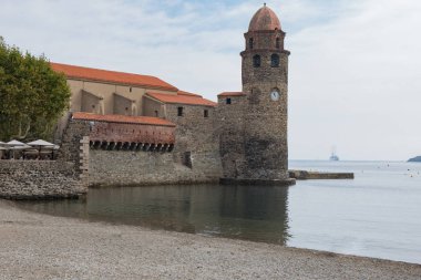 Colliur küçük ve pitoresk köyünde Notre-Dame-des-Anges
