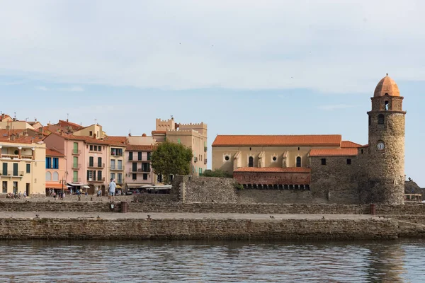 Casco antiguo de Collioure, Francia, una ciudad popular en el Mediterráneo s — Foto de Stock