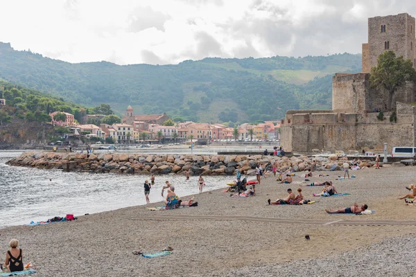 Collioure, Francie-18. září 2018: turisté relaxujte v — Stock fotografie