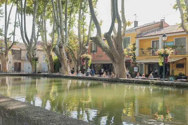 Cucuron, Luberon, Francie - 25. září: Pohled na náměstí Place de l — Stock fotografie