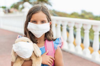 Hastalıklara karşı koruma. Enfeksiyon, hastalık, grip ya da 2019-NCoV 'u önlemek için maske takan bir kızın portresi. Okula geri dön, yeni normalin sahnesinde..