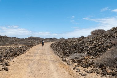 Fuerteventura 'ya çok yakın, ıssız ve egzotik Lobos adasında yürüyen insanlar. Kanarya Adaları, İspanya