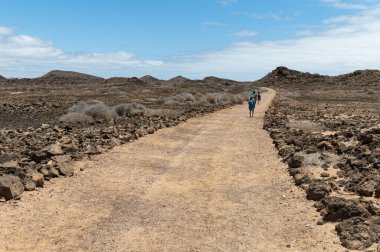 Fuerteventura 'ya çok yakın, ıssız ve egzotik Lobos adasında yürüyen insanlar. Kanarya Adaları, İspanya