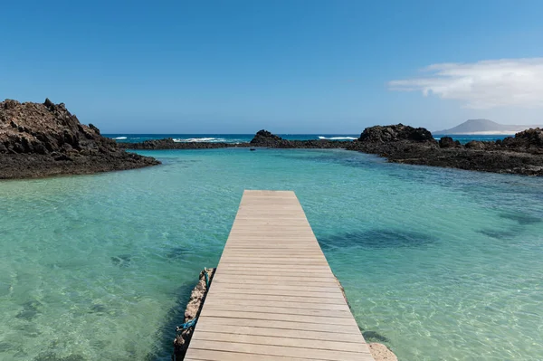 Lobos Adası 'ndaki ahşap iskele, Fuerteventura, Kanarya Adaları, İspanya.