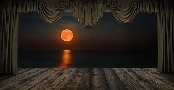 Natt Seascape Med Röda Månen Genom Fönstret Med Gardiner — Stockfoto