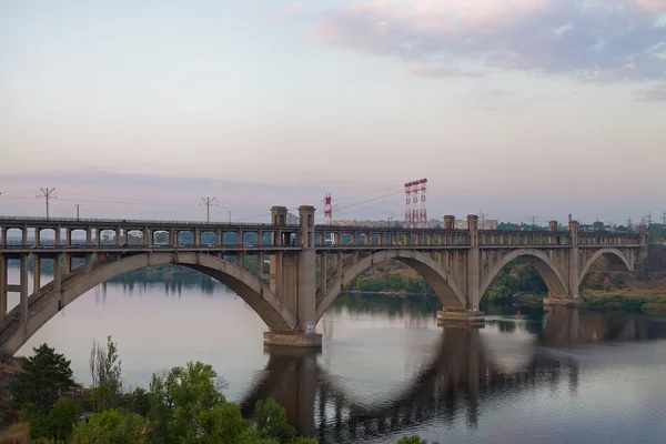 Brug Tussen Stad Zaporizja Het Eiland Van Khortytsya Bij Zonsondergang — Stockfoto