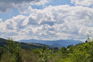Ufukta mavi Karpat Dağları
