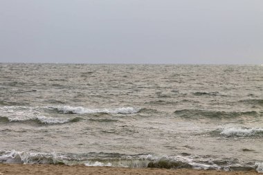 plaj ve fırtınalı denizde kapat