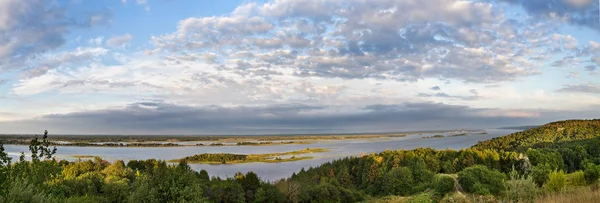Zachmurzony Letni Wieczór Nad Brzegiem Dniepru Panoramy — Zdjęcie stockowe