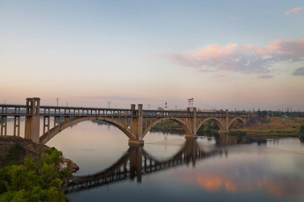 закат на Днепре. Мост в Запорожье, Украина
