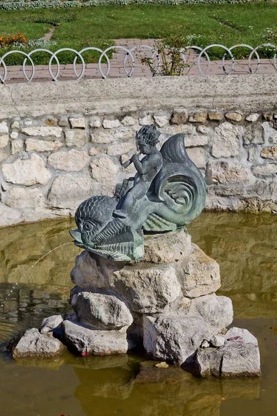 Vecchia Fontana Nel Castello Zolochiv Ucraina Statua Ragazzo Delfino — Foto Stock