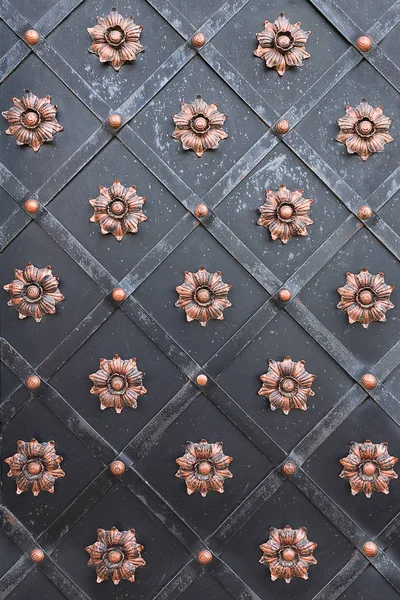 bakır çiçek closeup ile dekore edilmiş siyah metal kapı