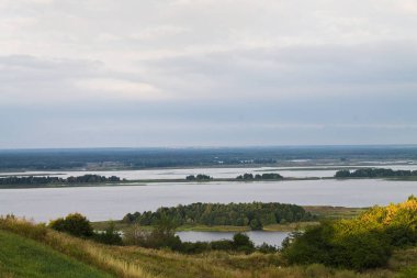 Dinyeper ve adanın yüksek bankadan görünümü