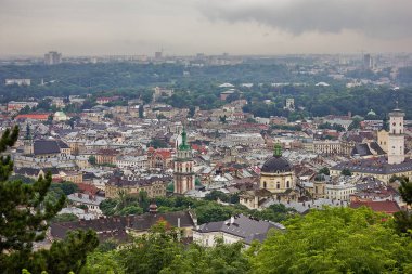 Bir kenti eski bir yükseklikten yaz günü bulutlu. Lviv, Ukrayna.