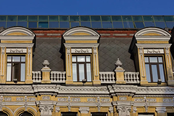 Окна Старого Желтого Дома Орнаментами Крупным Планом — стоковое фото