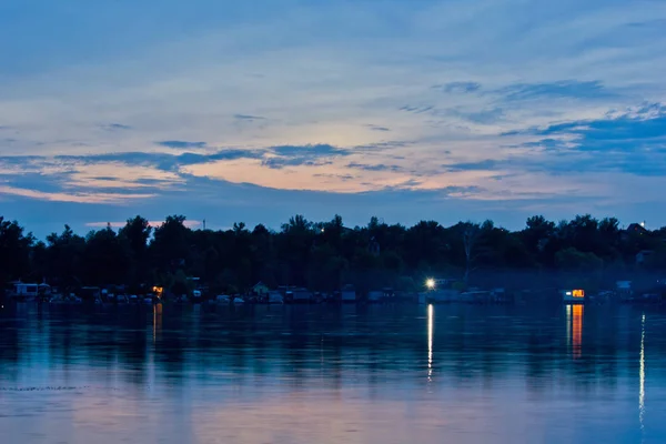 Abendlandschaft Mit Blauem Sonnenuntergang Über Dem Fluss — Stockfoto