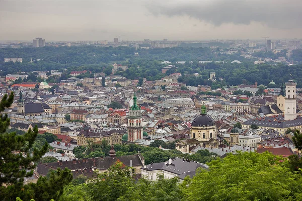 Een Uitzicht Oude Stad Vanaf Een Hoogte Bewolking Zomerdag Lviv — Stockfoto