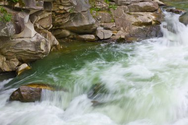 Probyu dağ nehri Ukrayna Karpatlar Prut üzerinde şelale
