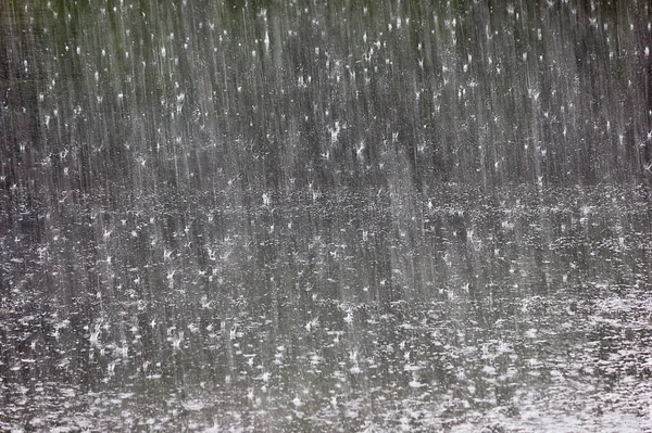 アスファルトの背景に背景雨のクローズ アップ — ストック写真