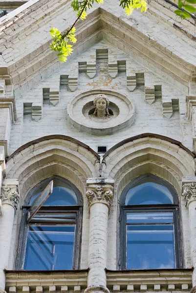Часть Старинного Здания Окнами Скульптурой Крупным Планом Архитектура Киева — стоковое фото
