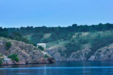 Nehir manzara çardak dik banka ile akşam