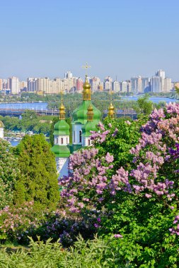 Bahar bahçe ve Vydubitsky Manastırı Kiev, Ukrayna