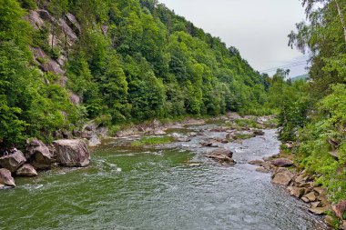 Ukrayna Karpatlar Prut Nehri'nde pitoresk bir şelale peyzaj