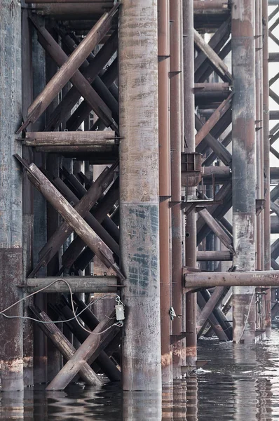 Suportes Ferro Enferrujado Uma Ponte Inacabada Close — Fotografia de Stock