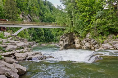 Ukrayna Karpatlar Prut Nehri'nde pitoresk bir şelale peyzaj