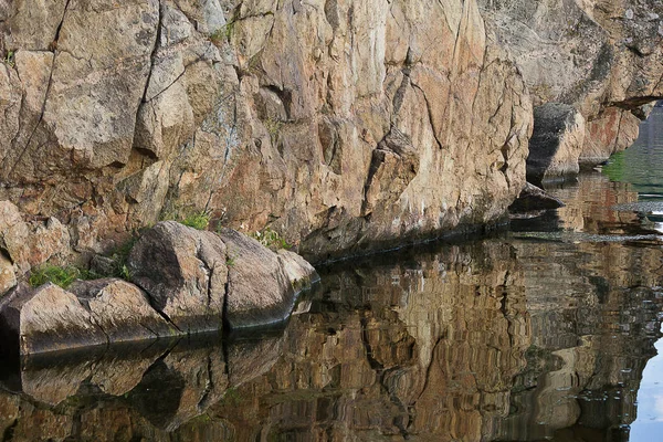 水の上の岩が近づいてきた 岩場が水に映る — ストック写真