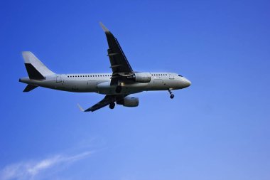 mavi açık gökyüzü yakın çekim uçan uçak