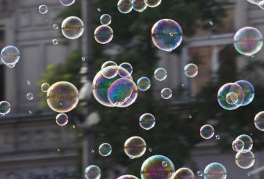 sabun kabarcıkları yakın çekim bir şehir sokak arka plan karşı