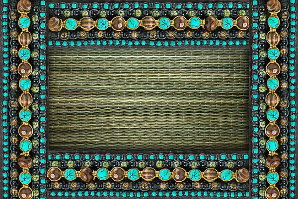 Hintergrund Rahmen Aus Blauen Perlen Und Strohgedeckten Weidenstruktur Der Mitte — Stockfoto