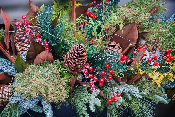 Vánoční Pozadí Větvemi Jedlí Šišky Bobule — Stock fotografie
