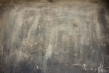 Eski gri beton bir duvarın dokusu lekeler ve çizikler halinde.