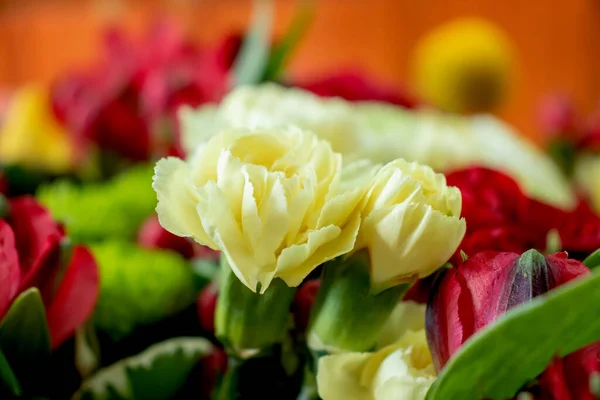 Pequenas Rosas Brancas Fundo Flores Brilhantes Grande Buquê Para Presente — Fotografia de Stock