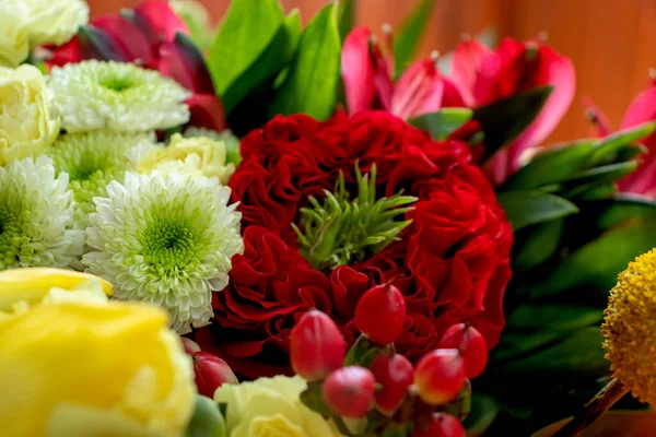 Adorável Grande Buquê Flores Rosas Vermelhas Crisântemos Brancos Pequenas Flores — Fotografia de Stock