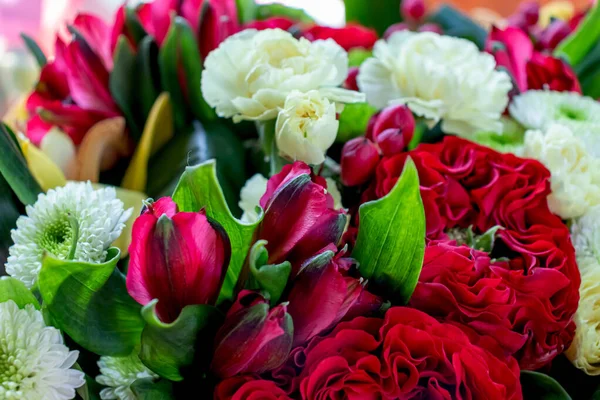 Belo Buquê Flores Para Feriado Para Meninas Rosas Brancas Vermelhas — Fotografia de Stock