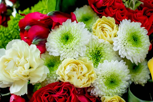 Rosas Vermelhas Brancas Crisântemo Flores Verdes Grande Buquê Como Presente — Fotografia de Stock