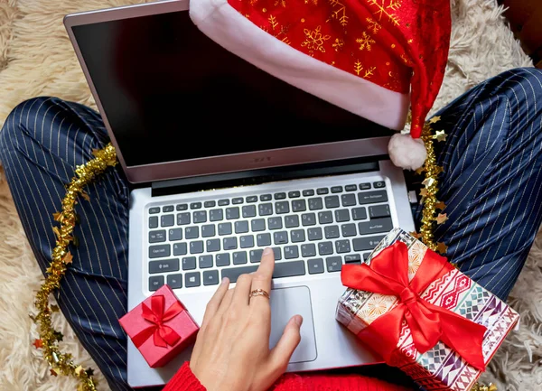 Noel çevrimiçi alışveriş merkezi manzarası. Kadın alıcı dizüstü bilgisayarda sipariş veriyor, ekranda boşluğu kopyalıyor. Kış tatili satışları