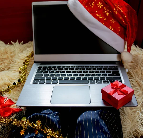 Noel çevrimiçi alışveriş merkezi manzarası. Kış tatili satışları