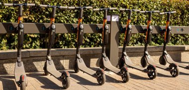 Penza, Rusya, 7 Ağustos 2020: şehirdeki sokakta scooter kiralama. Çevre dostu şehir seyahati trendi.