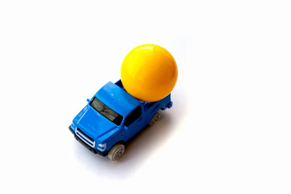 青い車の中で黄色のボール 子供のおもちゃ 白い背景にアイテムを隔離 トップ表示 — ストック写真